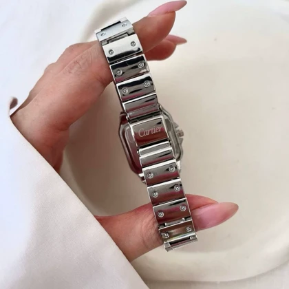 ساعت کارتیر زنانه سانتوز با صفحه آبی روشن