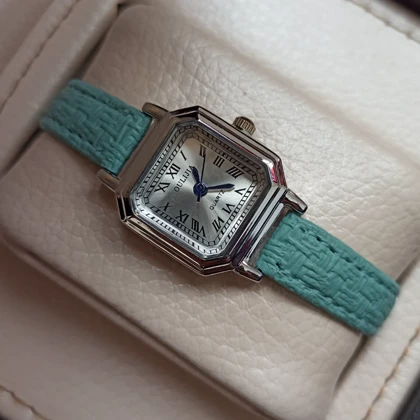 ساعت مچی زنانه برند اولیجیا بند آبی عدد رومی