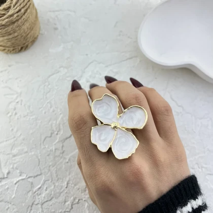 انگشتر زنانه مدل پتالیا با طرح گل صدفی لوکس