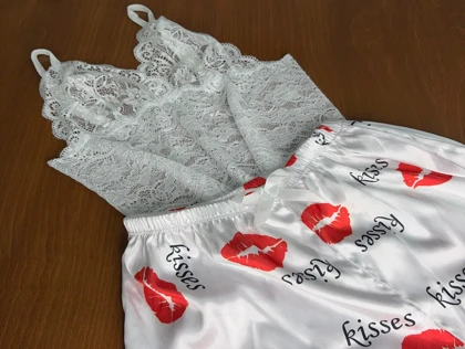 ست نیم‌تنه گیپور و شلوارک طرح بوسه 151