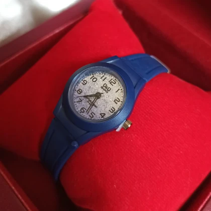 ساعت دخترانه ضد آب Q&Q رنگ سرمه ای شاین دار