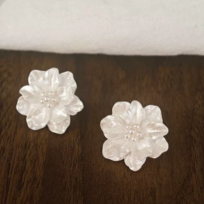 گوشواره طرح گل مروارید دار