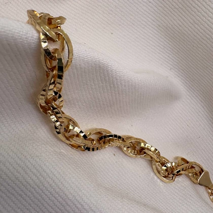 دستبند برند شین مدل «بیضی زرین» | با آبکاری طلای 24 عیار و تراش‌های درخشان