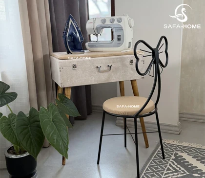 میز چرخ خیاطی چمدانی مدل دوژان نسکافه ای پتینه