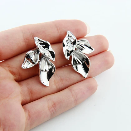 گوشواره زنانه میخی مدل گل شیپوری