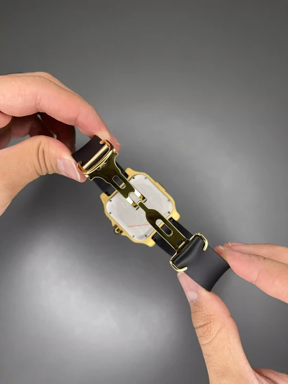 ساعت مچی کارتیه کورنوگراف بند رابر مشکی قاب طلایی Cariter