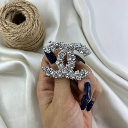 گل سینه زنانه مدل نگین طرح شنل نگین‌دار و مرواریدی