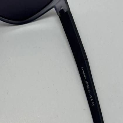 عینک آفتابی اوکلی سبک OAKLEY فریم طوسی عدسی هفت رنگ کد 2435