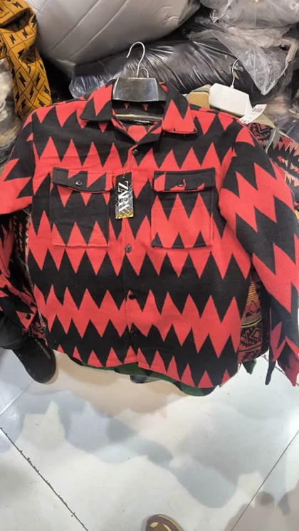 کت فوتر پشمی با طرح هندسی مدرن داری (ترکیب رنگ مشکی، قرمز با پترن‌های زاویه‌دار) سنگین‌وزن