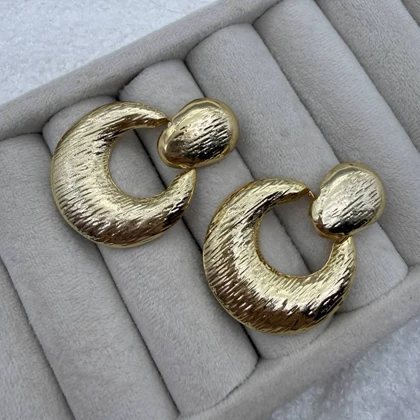 گوشواره طلایی با فرم هلال