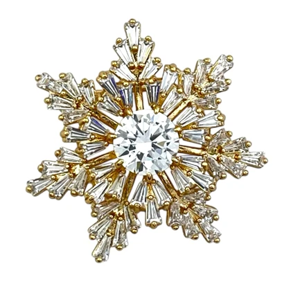 گل سینه زنانه ژوپینگ مدل برف‌آرا طرح دانه‌برف جواهری نگین‌دار طلایی