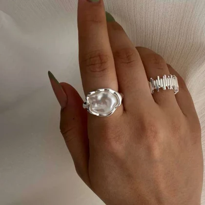 انگشتر زنانه نقره ای با طرح مروارید باروک مینیمال