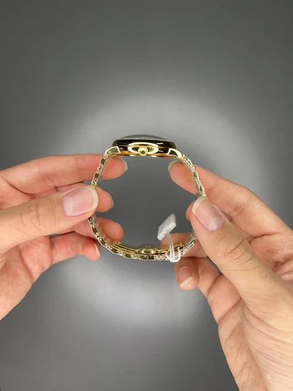 ساعت مچی ورساچه طرحدار بند طلایی صفحه سبز Versace