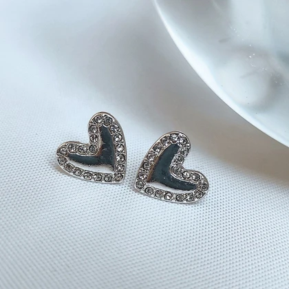 گل گوش رنگ نقره ای طرح قلب قفل میخی