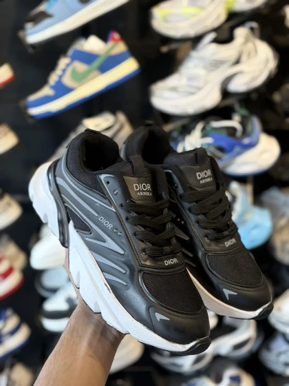 کتانی بزرگ پا دیور