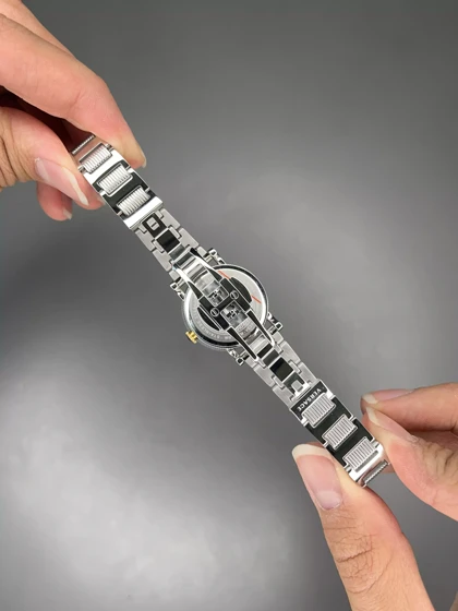 ساعت مچی ورساچه دورحکاکی بند سیلور صفحه سفید Versace