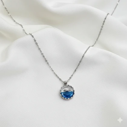 گردنبند استیل طرح «وال و دریا» | پلاک دایره‌ای با رزین آبی شفاف