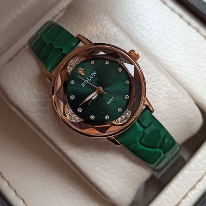 ساعت مچی زنانه برند بلون بند چرمی سبز نگین‌دار