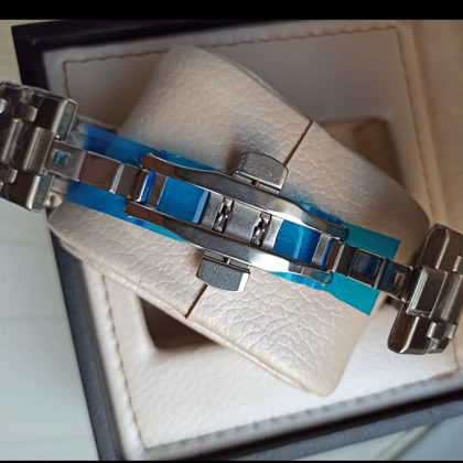 ساعت مچی مردانه طرح AP موتور کوارتز بند درجه یک صفحه سفید تقویم دار با قفل پروانه‌ای