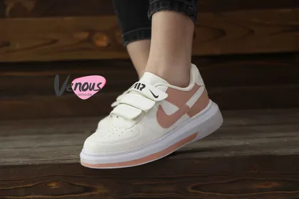 کتانی Nike چسبی