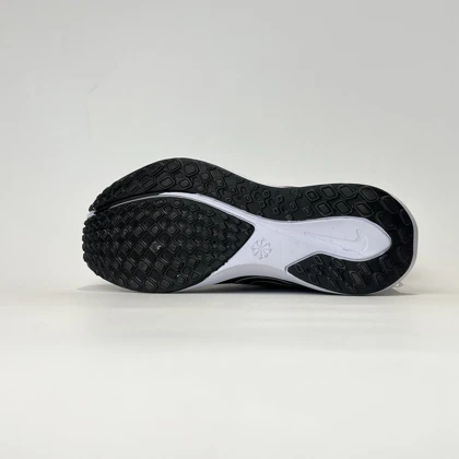 کتانی ورزشی نایک زوم ری اکت مشکی زیر سفید