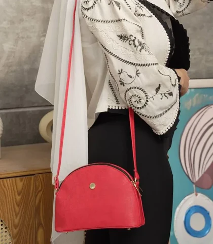 کیف زنانه دوشی نیم دایره مدل پارنیا