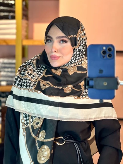 روسری حریر نخ دست دوز طرح پیچازی
