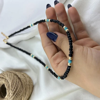 گردنبند زنانه مهره ای مدل فیروزه طرح مشکی با جزئیات طلایی