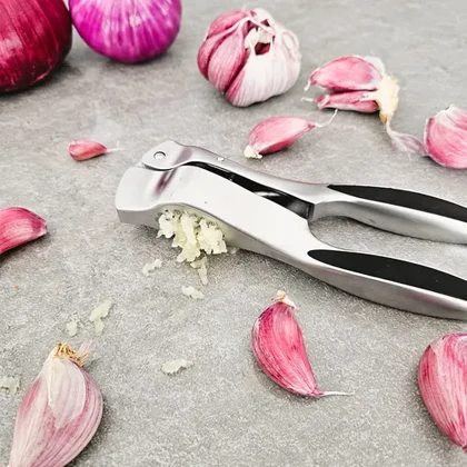 سیر له کن دسته بادامی شنگیا