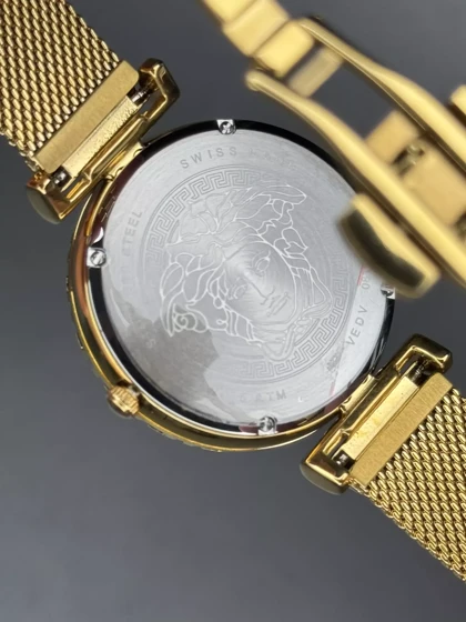 ساعت مچی ورساچه بند حصیری طلایی صفحه قرمز Versace