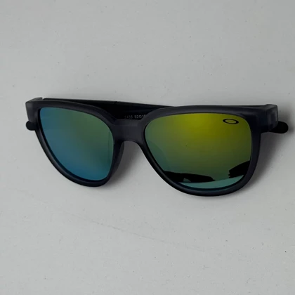 عینک آفتابی اوکلی سبک OAKLEY فریم طوسی عدسی هفت رنگ کد 2435