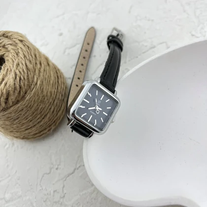 ساعت مچی زنانه صفحه مربعی طرح فلورا، انتخابی شیک