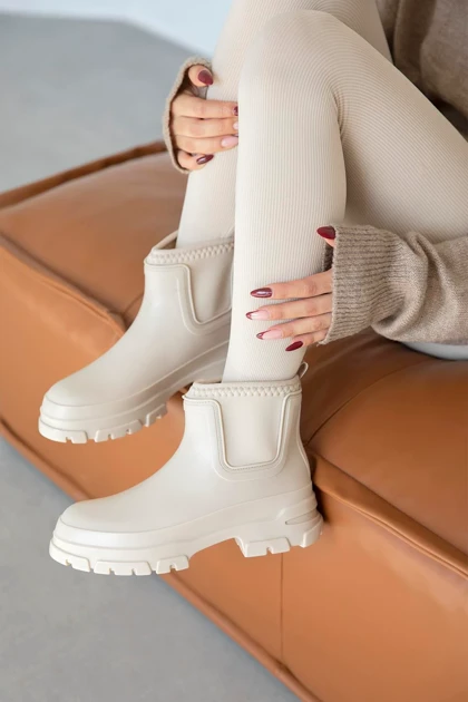 بوت و نیم بوت زنانه استراسونس straswans