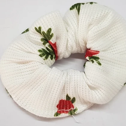 ست تاپ و شلوارک راحتی زنانه ماییلدا مدل گل رز کد 5980-2 به همراه کش مو