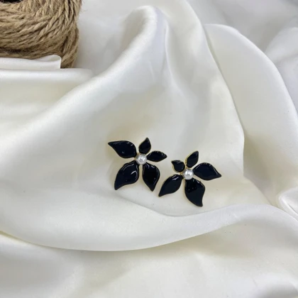 گوشواره زنانه مدل شکوفه طرح گل میناکاری مشکی مرواریددار