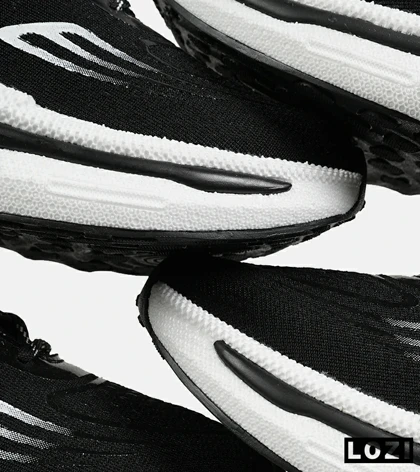 کفش کتانی مشکی سفید Saucony Axon 3