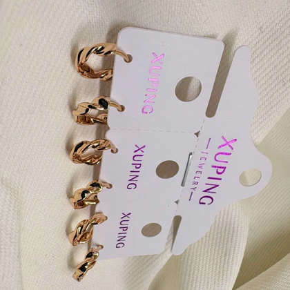 گوشواره حلقه‌ای ژوپینگ مدل «پیچک طلا» | مینی‌لوپ‌های بافت‌دار و درخشان