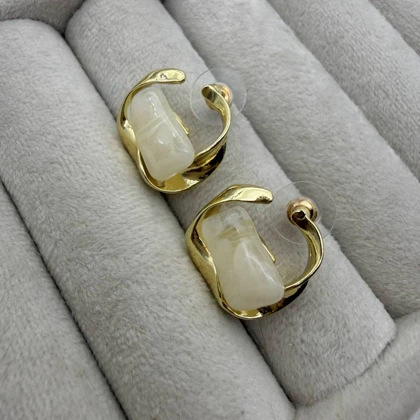 گوشواره طلایی با آویز سفید انتزاعی