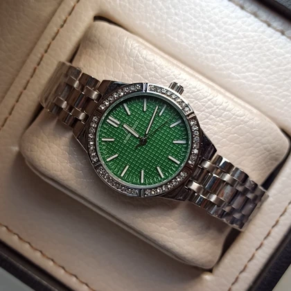 ساعت مچی زنانه طرح AP موتور ژاپن صفحه سبز زمردی کیفیت A+++