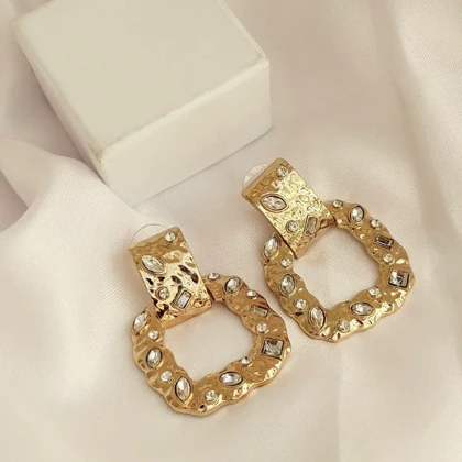 گوشواره طلایی مجلسی برند SIX (طرح بافت‌دار و نگین‌دار)