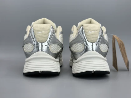 کتانی نایکی وی5 کی رانر سفید سیلور کرم /Nike v5k