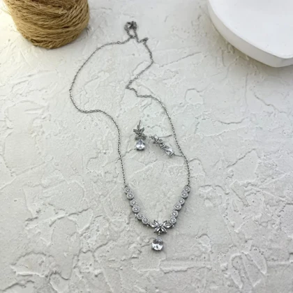 نیم‌ست زنانه مدل آلیا طرح جواهر با آویز قطره‌ای