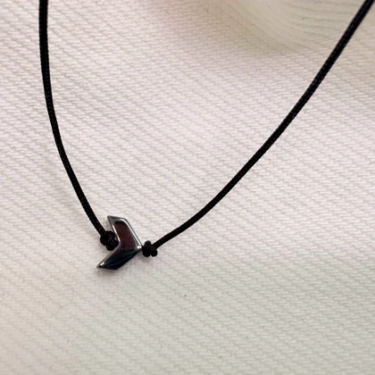 دستبند استیل نقره‌ای طرح «جناغ صیقلی» | ظریف و درخشان (بند مشکی)