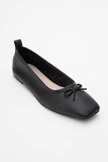 کالج زنانه luvishoes luvishoes
