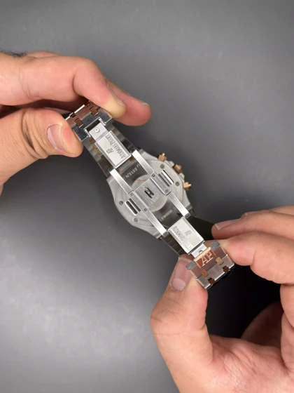 ساعت مچی اودمار پیگه کورنوگراف بند سیلور رزگلد صفحه مشکی Audemars Piguet