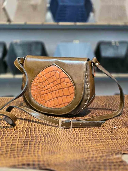 کیف چرم زنانه اشک قهوه ای ابر و بادی صاف چرم اصل گاوی