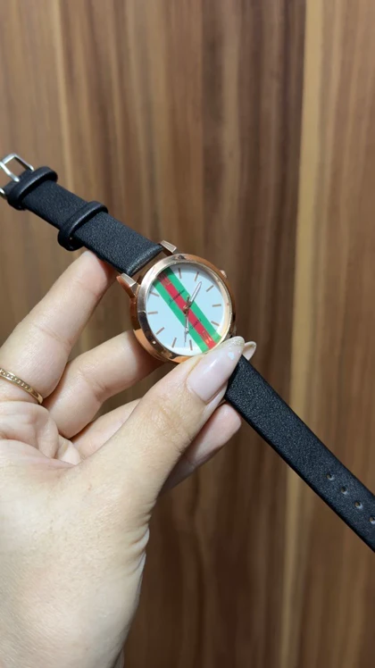ساعت مچی زنانه شیک طرح Gucci با بند چرم مشکی و قاب رزگلد