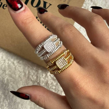 انگشتر پهن مربع نگین‌دار