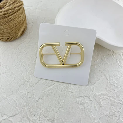 گل سینه زنانه طرح ولنتینو، ظرافت در اوج سادگی