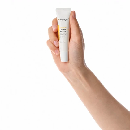 بالم لب بی رنگ ویتالیر مدل Vitamin C محافظت در برابر آفتاب با SPF25
